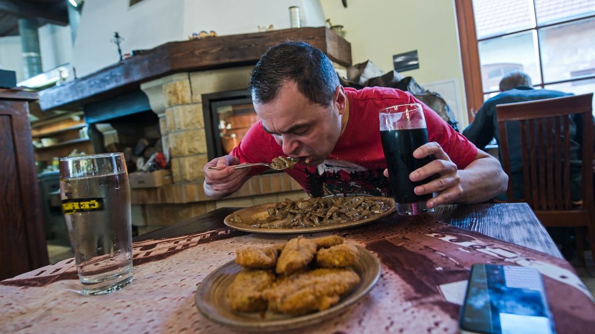 Český jedlík do sebe nasoukal kilogram býčích varlat za necelé tři minuty